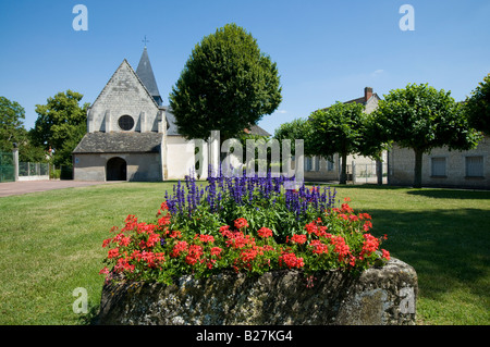 L'église du village et vert, Maillé, Indre-et-Loire, France. Banque D'Images