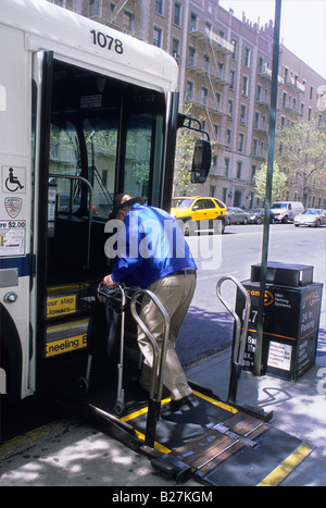 New York City adulte handicapé homme mûr entrer dans un bus New York City New York USA Banque D'Images