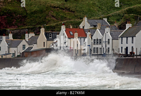 Le célèbre village de Pennan, Aberdeenshire, Scotland, UK, illustré d'être frappé par de grandes vagues durant les tempêtes. Banque D'Images