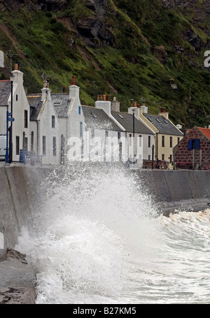 Le célèbre village de Pennan, Aberdeenshire, Scotland, UK, illustré d'être frappé par de grandes vagues durant les tempêtes. Banque D'Images