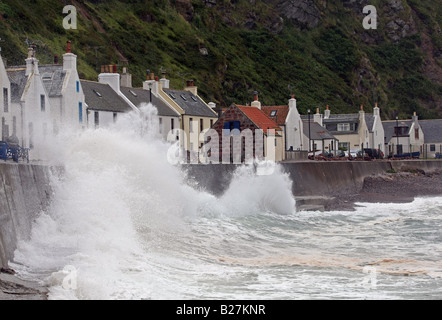 Le célèbre village de Pennan, Aberdeenshire, Scotland, UK, illustré d'être frappé par de grandes vagues durant les tempêtes. Banque D'Images