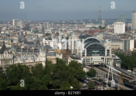 La vue depuis le London Eye, face à la gare de Blackfriars vers la tour BT British Telecom Banque D'Images