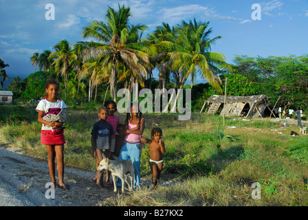 Les enfants avec chien dans un quartier pauvre près de Neiba village sur la côte nord de la République dominicaine, le lac Enriquillo Banque D'Images