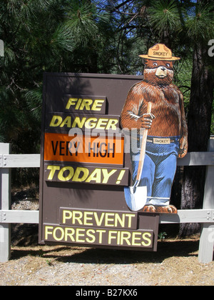 Signer avec Smokey Bear, indiquant l'extrême danger d'incendie. Banque D'Images