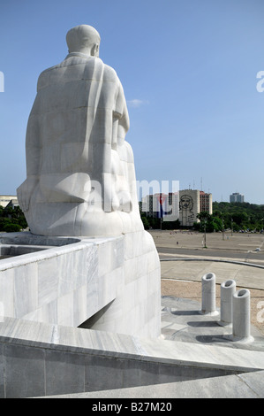 Statue de Jose Marti avec Ministeriodel et l'intérieur de la Plaza de la Revolucion à l'arrière terrain Habana La Havane Cuba Banque D'Images