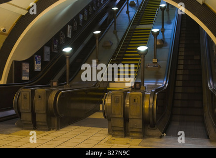 La station de métro Southgate Art Déco escalator Piccadilly London Banque D'Images