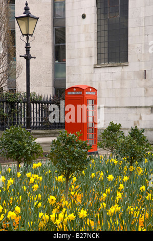 Boîte de téléphone rouge près de la cathédrale St Paul, au centre de Londres. Banque D'Images