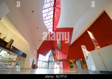 Intérieur du Musée national de l'Australie à Canberra, ACT de l'Australie. Vue vers la boutique du musée ; entrée principale et compteur. Banque D'Images