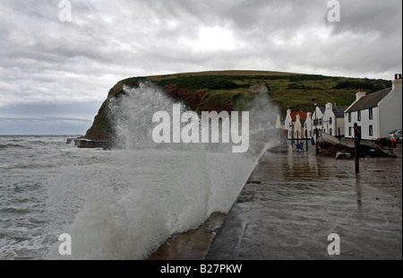 Le célèbre village de Pennan, Aberdeenshire, Scotland, UK, illustré d'être frappé par de grandes vagues durant les tempêtes. Banque D'Images