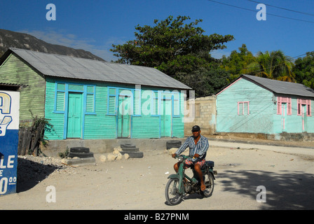 Motorbiker dans un village pauvre de la rive sud du lac Enriquillo, République Dominicaine Banque D'Images