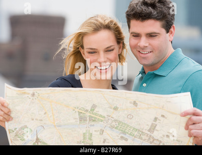 Couple looking at map Banque D'Images