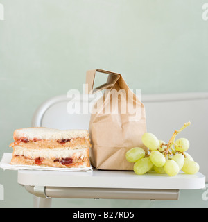 Raisins et sandwich à côté de sac de papier Banque D'Images