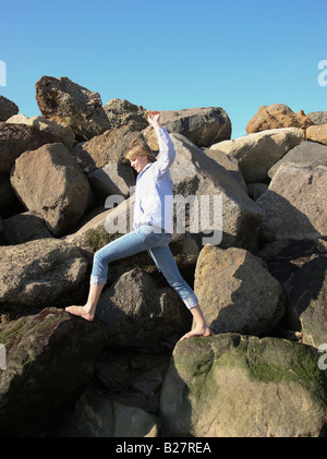 Woman climbing on rocks Banque D'Images