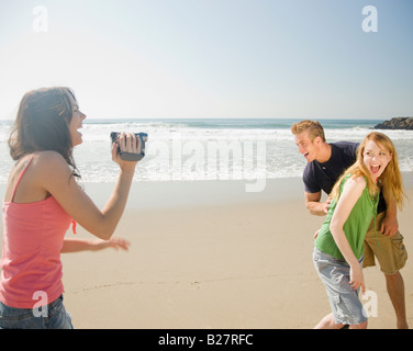 Femme amis Enregistrement vidéo at beach Banque D'Images