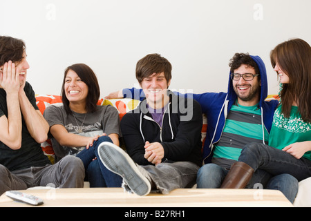 Group of friends sitting on sofa Banque D'Images