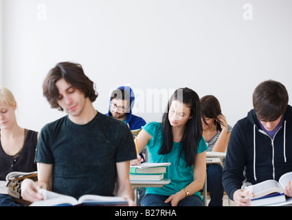 College students in classroom Banque D'Images