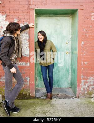 Couple talking in porte urbaine Banque D'Images