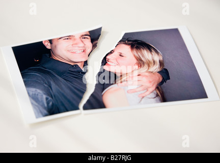 Photographie de couple déchiré dans la moitié Banque D'Images