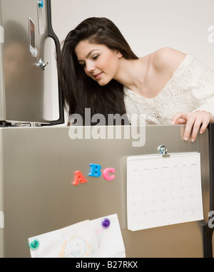 Femme au réfrigérateur Banque D'Images