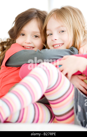 Close up of sisters hugging Banque D'Images