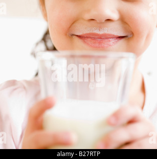 Girl holding verre de lait Banque D'Images