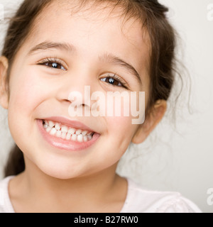 Close up of Hispanic girl smiling Banque D'Images