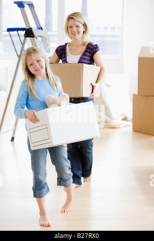 Mère et fille transportant des boîtes de déménagement Banque D'Images