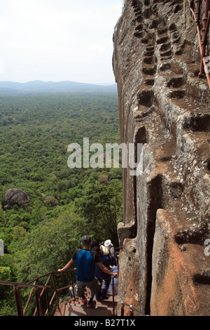 Les gens sont à l'escalade, l'ancienne de Sigiriya Rock fortress, Sri Lanka. Banque D'Images