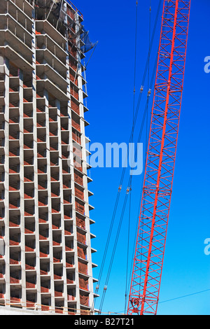 Low angle view of crane et d'immeubles d'appartements, New York City, New York, United States Banque D'Images