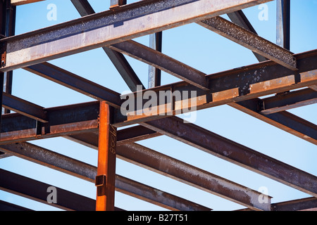 Low angle view of poutres en acier at construction site Banque D'Images