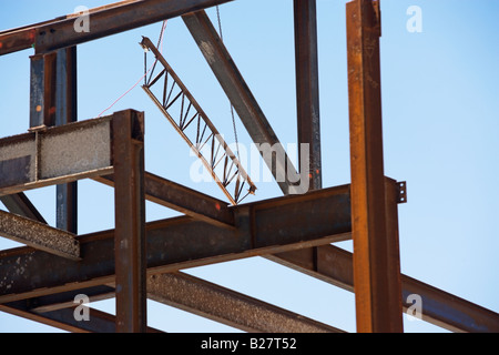 Low angle view of poutres en acier at construction site Banque D'Images