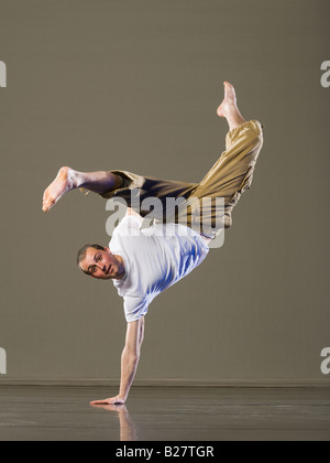 Man balancing on one hand Banque D'Images