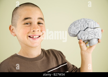 Boy holding modèle du cerveau humain Banque D'Images