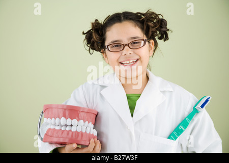 Girl holding model de dents et brosse à dents Banque D'Images