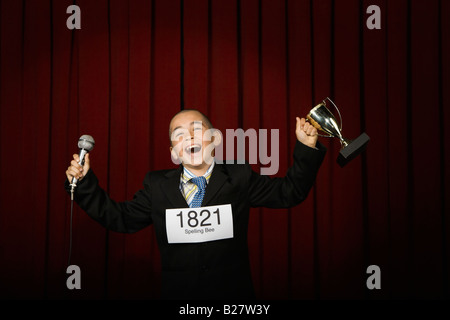 Boy wearing nombre et holding trophy Banque D'Images