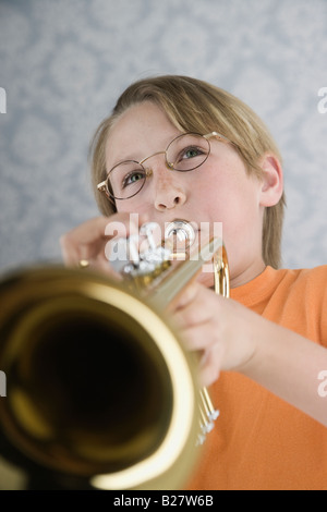 Boy playing trumpet Banque D'Images