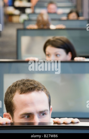 Businesspeople peeking sur les murs de l'armoire Banque D'Images