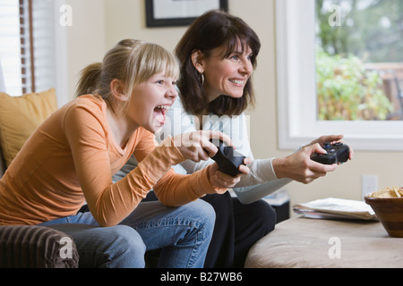 Mère et fille jouer jeux vidéos Banque D'Images