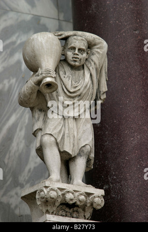 Statue d'un moine avec un broc de vin sur le côté de la Basilique St Marc Banque D'Images