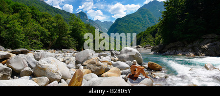 Les femmes soleil dans le rocky préalpes ruisseau dans la vallée à distance de val verzasca , Tessin Banque D'Images