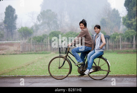 Les jeunes sur un vélo près de Guilin Chine Banque D'Images