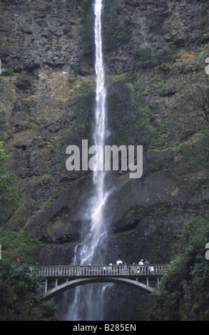 Touristes sur une passerelle en face de Multnomah Falls, Oregon . ÉTATS-UNIS Banque D'Images