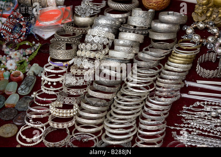 Bracelets en vente sur un étal de souvenirs en Chine Guilin Ping Banque D'Images