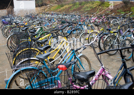 Les vélos alignés à l'extérieur d'une école à Xingping Chine Banque D'Images