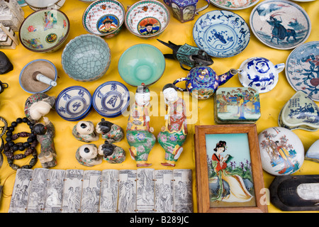 Souvenirs en vente dans une boutique de cadeaux à Fuli près de Xingping Chine Banque D'Images