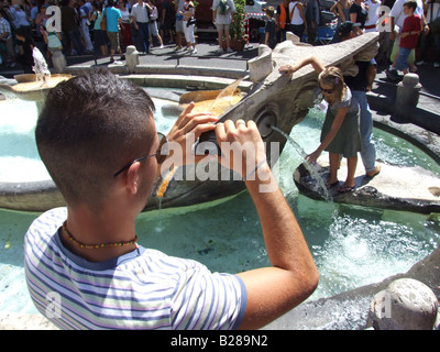 Les gens sur la place d'espagne à rome Banque D'Images