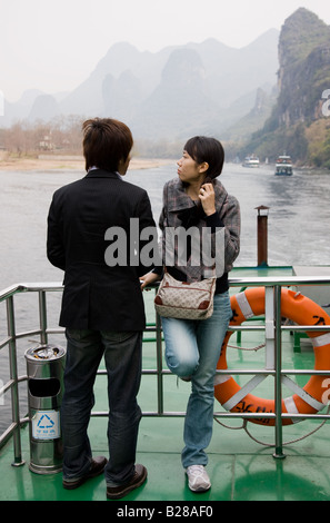 Les touristes en bateau le long de la rivière Li de Guilin et Yangshuo Chine entre Banque D'Images