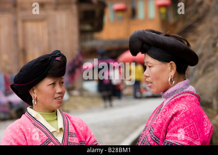 Les femmes de la minorité Yao nationalité avec des cheveux longs selon la coutume folklorique Ping An Chine Guilin Banque D'Images