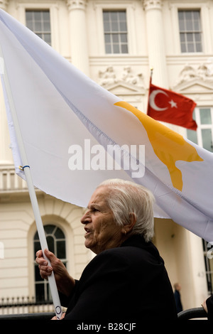 Chypriotes turcs à l'extérieur Ambassade de Turquie à Belgrave Square à Londres, le 34e anniversaire de l'invasion turque à Chypre Banque D'Images