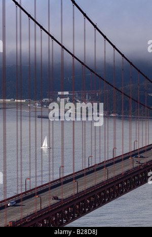 Bateau dans la baie derrière le Golden Gate Bridge sur l'image Banque D'Images